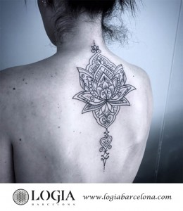 tatuaje-espalda-mandala-flor-Logia-Barcelona-Dasly2   